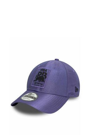 Casquette violette avec une couronne arrondie et une visière plate, ornée d'un motif graphique noir et d'un patch avec texte. Fabriquée en tissu brillant, avec un logo noir sur le côté.