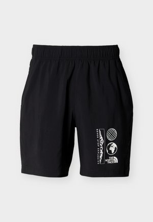 Fekete elasztikus derekú rövidnadrág oldalzsebekkel, jobb lábszáron fehér grafika hegyekről, földgömbbel és "Never Stop Exploring" felirattal.