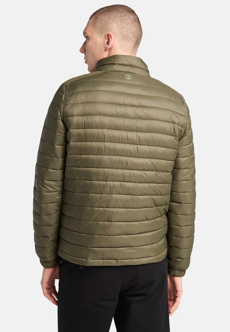 Oliwkowa kurtka puchowa z poziomym pikowaniem, wysokim kołnierzem i detalem logo na plecach. Lekka i dopasowana konstrukcja.