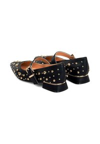 Mary Jane flat in pelle nera con borchie dorate, tacco basso a blocco e cinturini regolabili, mostrato da un'angolazione posteriore.