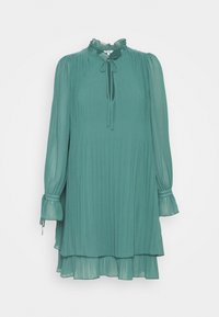 Sukienka do kolan w kolorze teal, z plisowanym wzorem, długimi rękawami z rozszerzanymi mankietami oraz falbaniastym wysokim dekoltem z krawatem.