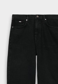 Μαύρο τζιν παντελόνι με μπροστινές τσέπες, θηλιές για ζώνη και μεταλλικό κουμπί στο ύψος της μέσης.