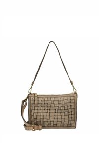 Borsa a tracolla in pelle intrecciata beige con chiusura a zip, tracolla regolabile e texture sottile. Presenta hardware in ottone e una forma rettangolare.