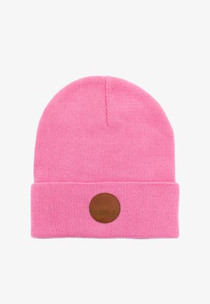 Różowa dzianinowa czapka z opuszczonym brzegiem oraz okrągłą brązową skórzaną łatką z logo. Tekstura jest gładka z delikatnym splotem dzianiny.