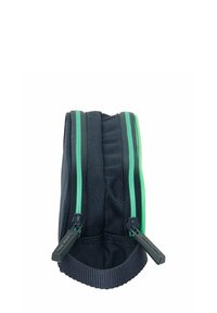 Granatowy piórnik z dwoma zielonymi zamkami, wykonany z trwałego materiału, w prostokątnym kształcie, o gładkiej fakturze z logo na uchwycie zamka.