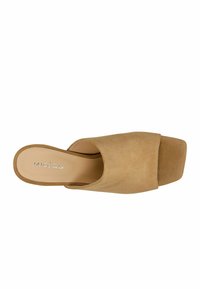 Sandale à talon ouvert en suede brun avec un bout carré et une texture douce. Dispose d'une semelle intérieure moulée et d'un design minimaliste.