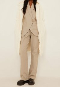 NA-KD Abrigo de invierno - white