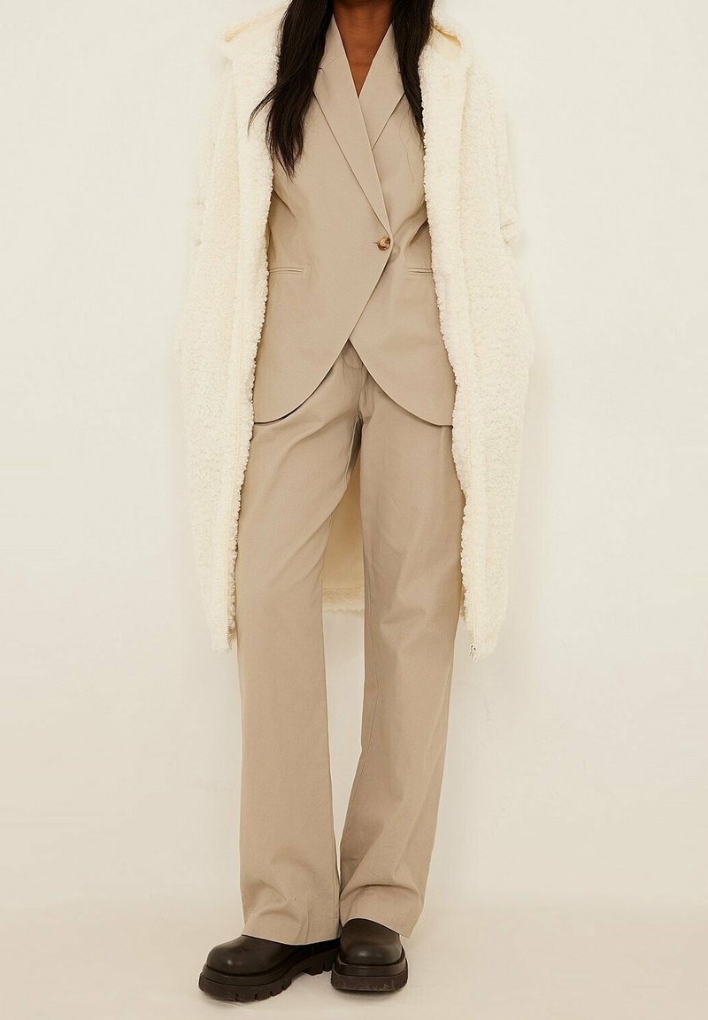 NA-KD Abrigo de invierno - white
