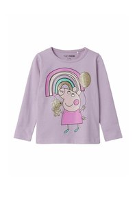 Lange mouwen lavendel t-shirt met een afbeelding van een cartoonvarken dat een teddybeer en een glinsterende ballon vasthoudt onder een regenboog.