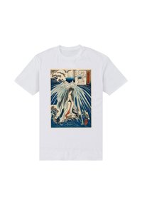 Bílé tričko s modrým a krémovým motivem ženy s tekoucí vodou, propracovanými detaily a textovými prvky v obdélníkovém rámečku.