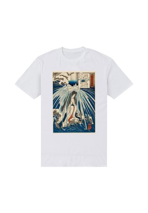 Hvid T-shirt med blåt og cremefarvet motiv af en kvinde med flydende vand, indviklede detaljer og textelementer i en rektangulær ramme.