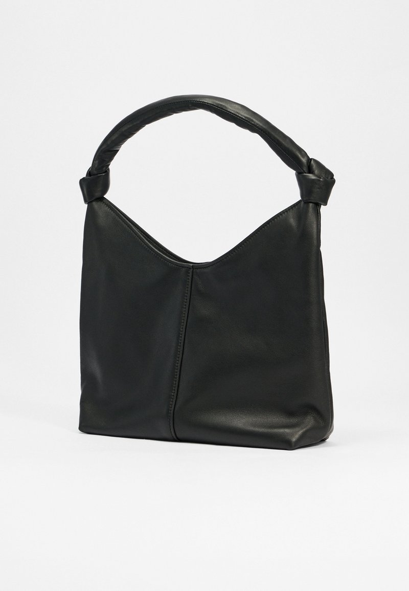 Schwarze Leder-Umhängetasche mit einem gebogenen, gepolsterten Griff, U-förmiger Öffnung und glatter Textur, die minimale Nähdetails aufweist.