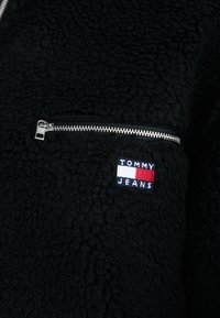 Tommy Jeans BADGE ZIP UNISEX - Flisinis džemperis - black