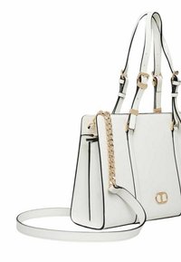 Borsa a mano in pelle bianca con piping nero, dettagli in metallo dorato, doppi manici superiori e tracolla rimovibile a catena. Forma rettangolare.