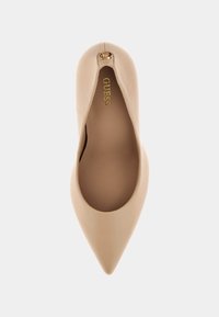 Pump nude in pelle con punta affusolata e texture liscia, caratterizzata da un piccolo accento in oro con il logo sul retro e un design elegante.