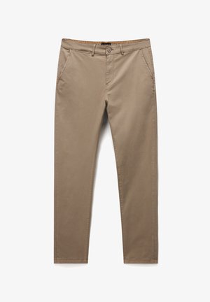 Pantalones de pierna recta beige con cierre de botón y cremallera, trabillas para cinturón, bolsillos delanteros en ángulo y detalles de costura mínimos.
