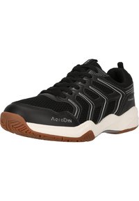 Svart idrottssko med mesh-överdel och syntetiska overlay. Har vita accenter, en dämpad sula och en strukturerad brun gummiyttersula.