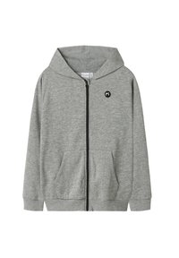 Felpa grigia chiara con zip, tasche frontali, polsini a costine e un piccolo logo circolare nero sul lato sinistro del petto.