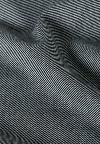 Tissu texturé avec un motif rayé dans des nuances de gris foncé et de gris clair, possédant une surface lisse et une légère brillance.