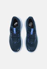 Scarpe da corsa navy con tomaia in rete, accenti blu chiaro e dettagli riflettenti. Suola ammortizzata per comfort e supporto.