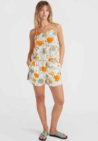 Bloemmotief top met oranje en groene bloemen, op een witte achtergrond. In combinatie met bijpassende shorts, beide gemaakt van lichtgewicht stof.