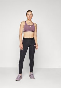 adidas Performance POWERREACT MEDIUM SUPPORT HYPERGLAM BRA - Športni modrček s srednjo podporo - shadow fig/white
