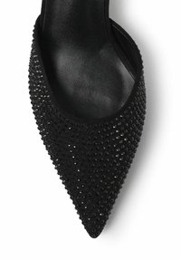 Tacco a spillo nero con punta affilata realizzato in materiale liscio con una superficie testurizzata ricoperta di piccoli strass neri, caratterizzato da un design elegante.
