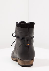 HUB Nauhalliset nilkkurit - black