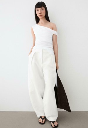 Massimo Dutti, ASYMMETRIC OFF-THE-SHOULDER TOP - Triko s potiskem - white