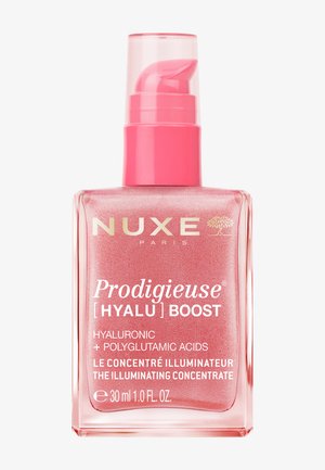 Doorzichtige roze pompflacon van NUXE Prodigieuse Hyalu Boost verhelderend serum met hyaluronzuur en polyglutaminezuur, 30 ml.
