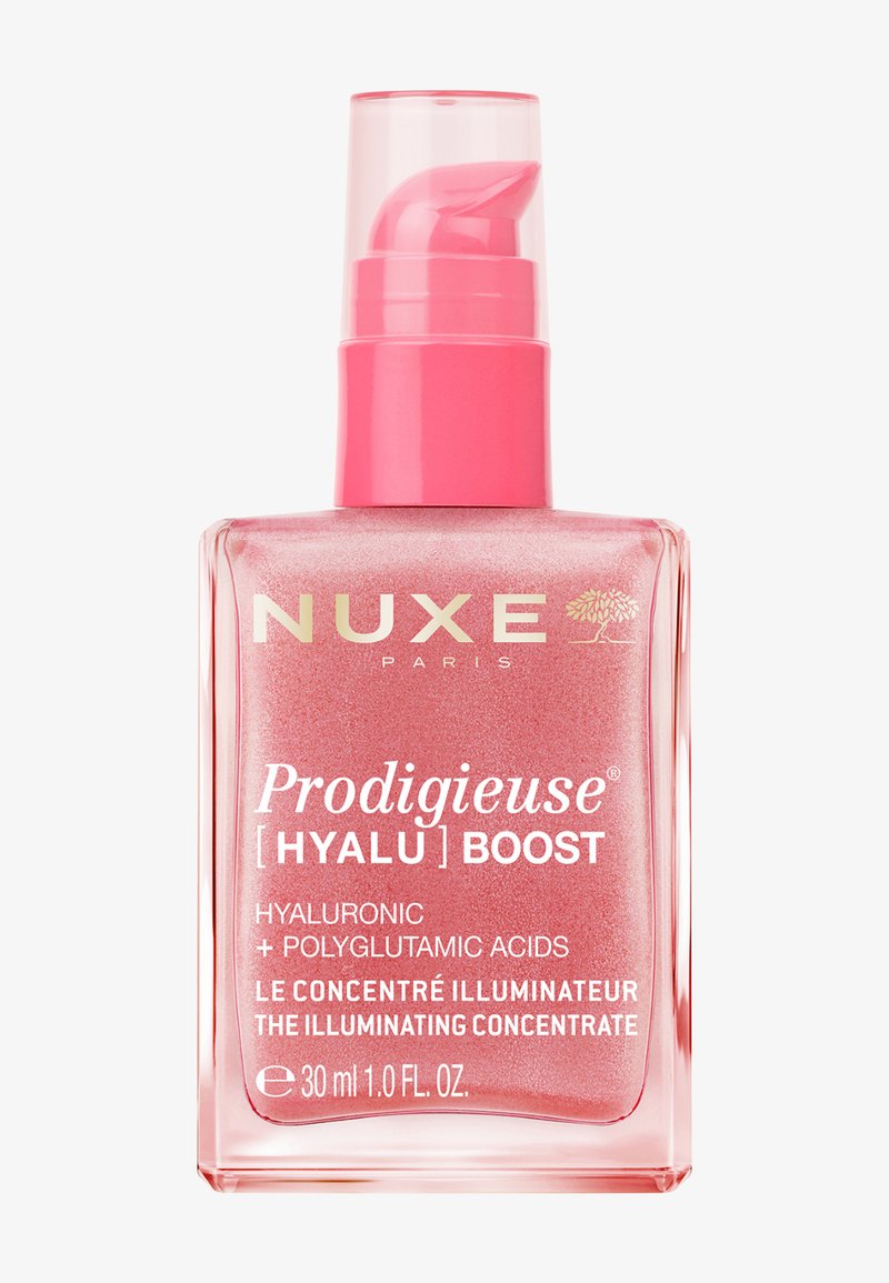 Flacon-pompe rose transparent de sérum illuminateur NUXE Prodigieuse Hyalu Boost avec acides hyaluronique et polyglutamique, 30 ml.