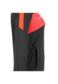 Schwarze Jacke mit roten Akzenten. Verfügt über ein strukturiertes Paneel an der Schulter, eine Reißverschlusstasche und ein Logo im Brustbereich.