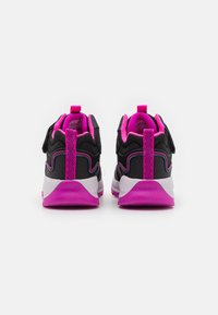 Pantofi sport negri cu accente roz, material texturat și talpă amortizată. Prezintă un guler căptușit și o bandă de tragere pentru o îmbrăcare ușoară.