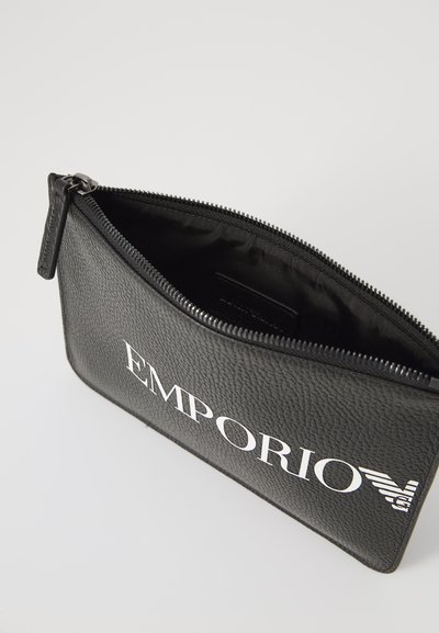 Punga din piele texturată neagră cu închidere cu fermoar. Prezintă un logo mare alb "EMPORIO" pe față și o căptușeală netedă neagră în interior.