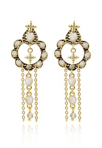 Boucles d'oreilles dorées présentant des designs circulaires et en goutte, ornées de pierres blanches, de chaînes et d'un accent décoratif en croix.