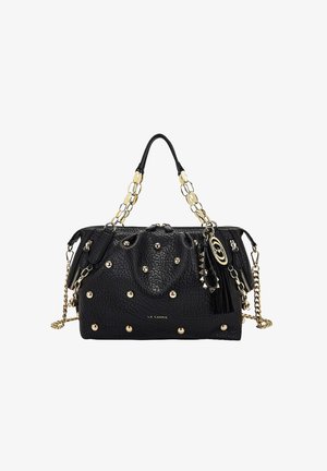 Borsa a mano in pelle nera con borchie metalliche, catena e manici in pelle, chiusura con zip e nappina decorativa. Presenta una superficie testurizzata.