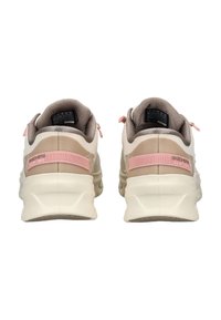Para beżowo-białych butów Skechers Slip-Ins z różowymi akcentami, widocznych z tyłu na białym tle.
