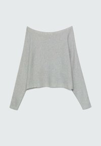Pull en maille côtelée gris clair à manches longues et col bateau large, présenté à plat sur un fond uni.
