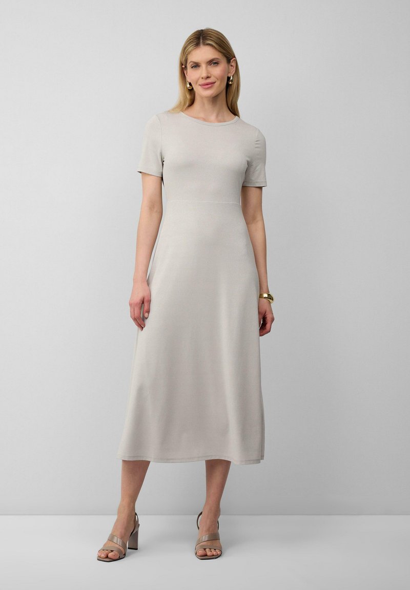 Hellgraues knieumspielendes Kleid mit kurzen Ärmeln, weicher Textur, tailliertem Oberteil und weitem Rock. Kombiniert mit beigen Blockabsatzsandalen.