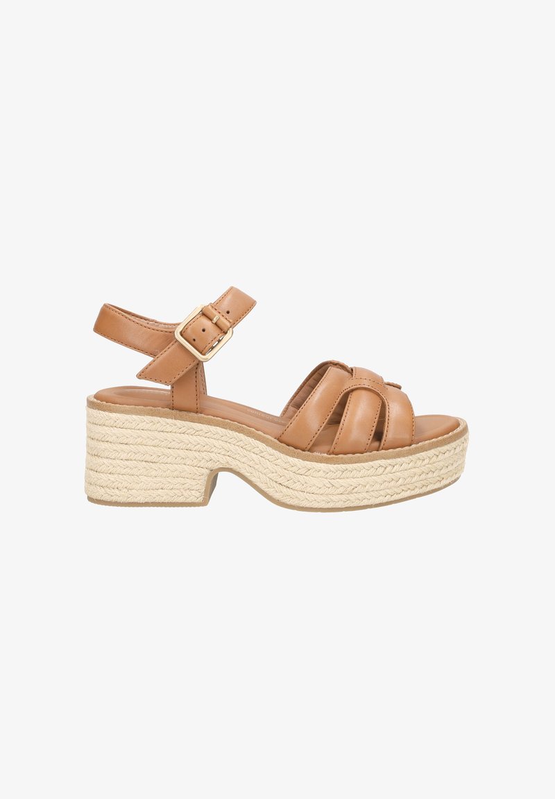 Sandale en cuir tan à talon compensé avec une semelle en espadrille tressée, dotée d'une sangle à boucle et d'un design à bandes croisées sur le bout.