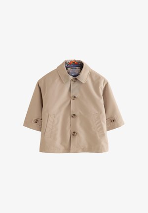 Béžová krátkym rukávom zapínaná bunda s golierom, dvoma prednými vreckami a károvanou vnútornou podšívkou na oranžovom ramienku.