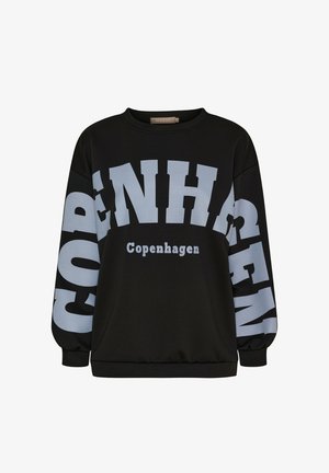Sort sweatshirt med stor lysegrå tekst "COPENHAGEN" på tværs af bryst og ærmer i en fed, blokbogstavsfont.