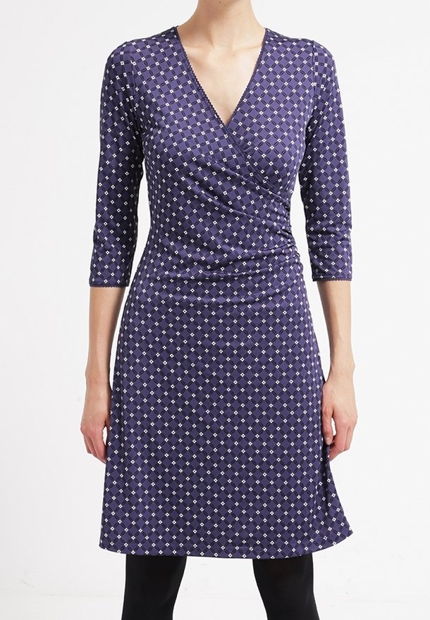 Fialové oblé šaty s diamantovým vzorem v bílé barvě, se třičtvrtinovými rukávy a rozšířenou sukní, vyrobené z měkké a elastické látky.