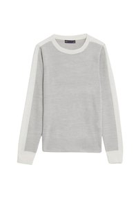 Suéter gris claro de manga larga, con un cuello redondo y acentos blancos que contrastan a lo largo de los hombros y los puños. Textura suave, diseño de punto.