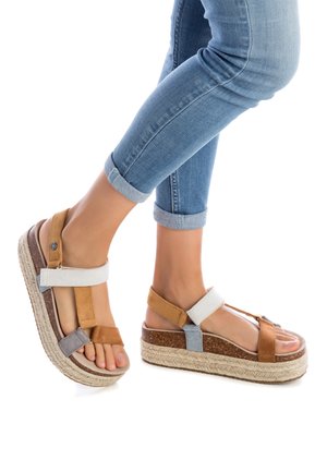 Sandalias con plataforma - camel