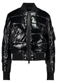 Svart puffig bomberjacka med glänsande yta, dragkedja framtill, ribbade muddar och en sidoficka med metalldetalj.
