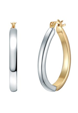 Zwei Creolen: eine in glänzendem Silber und die andere in poliertem Gold. Beide haben ein glattes, rundes Design und sichere Klappverschlüsse.