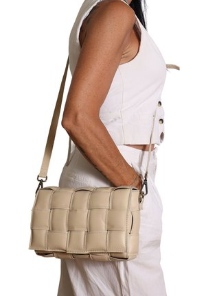 Borsa a tracolla in pelle intrecciata beige di forma rettangolare, con tracolla staccabile e dettagli metallici.
