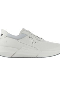 Chaussure de sport gris clair avec un dessus en tissu lisse, un devant à lacets, un col rembourré et une semelle structurée à finition texturée.