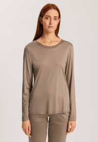 Långärmad topp i taupe, med slät tyg, rund halsringning med kontrasterande finish, något rundad fåll, matchad med byxor i samma färg.